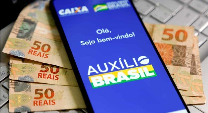 Regra de emancipação deve ajudar beneficiários do Auxílio Brasil; veja como funciona